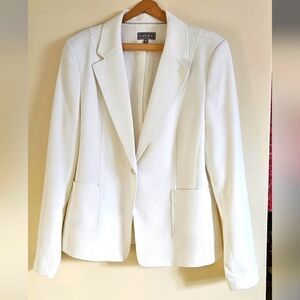 White single-breasted blazer
